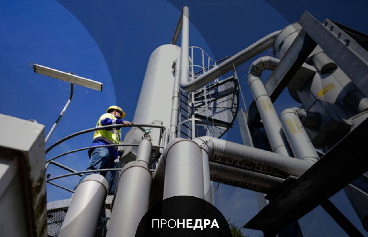 Запасы газа в ПХГ Европы опустились ниже 40%  Запасы газа в подземных хранилищах Европы упали ниже 40%, что на 11% ниже среднего уровня за последние пять лет  51% , сообщает Gas Infrastructure Europe. По состоянию на 25 февраля запасы газа в европейских ПХГ оставили составили 39,93%.  При этом, зима в Европе не была экстремально холодной, однако февраль оказался на 5 градусов холоднее, чем год назад. Это привело к активному расходу газа. Увеличение потребления также было обусловлено снижением выработки электроэнергии на ветровых установках. В феврале 2025 года ВЭС Европы обеспечили лишь 14% потребностей региона против 22% годом ранее.  Таким образом, летом ЕС потребуется увеличить закупки газа, чтобы достичь нормативных запасов в объеме не менее 90% к следующей зиме. На фоне ограничений поставок из России это поддержит высокие цены на энергоносители, которые уже приближаются к 600 долларов за тысячу кубометров.    Пронедра/Подписывайся