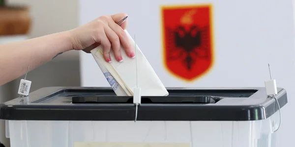 В Албании проходят выборы в однопалатный парламент Они считаются важным испытанием на пути балканской страны к членству в ЕС. По предвыборным опросам, фаворитом является Социалистическая партия, за которую готовы проголосовать до 49% избирателей. Ее лидер, действующий глава правительства Эди Рама рассчитывает на переизбрание. Правящий страной с 2013 года 60-летний политик объявил, что намерен продолжить усилия по вступлению страны в Евросоюз в 2030 году. Его главный соперник - бывший президент и экс-премьер Албании, лидер Демократической партии Сали Бериша, который стремится вернуться во власть после 12 лет пребывания в оппозиции. 80-летний консерватор руководит оппозиционным альянсом, выступившим на выборах с лозунгом "Великая Албания", во многом повторяющим предвыборную кампанию Трампа. Предварительные опросы в стране показали, что эту партию поддерживают около 35% албанцев. Предварительные итоги выборов должны быть обнародованы не позднее 13 мая. В голосовании впервые смогли дистанционно участвовать около 246 тысяч избирателей за рубежом.