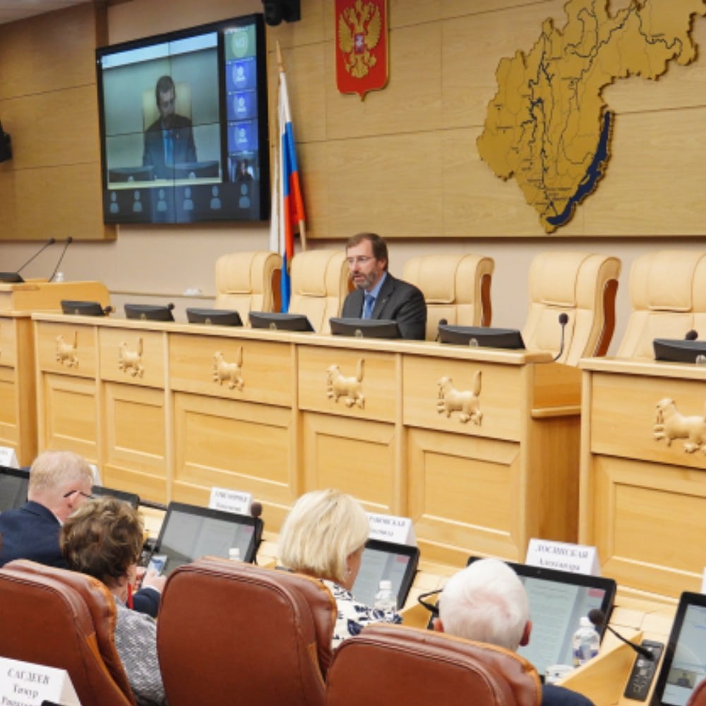 Александр Ведерников: «Увеличение рождаемости – приоритетная задача для Иркутской области» В заседании Экспертного совета по вопросам демографического развития при Законодательном собрании, состоявшемся 19 мая под руководством председателя ЗС Александра Ведерникова, обсуждались необходимые меры для повышения рождаемости и прекращения тенденции к уменьшению численности населения Прибайкалья. – У нас есть задача – разработать меры поддержки, чтобы рождаемость стала выше, – напомнил Артем Лобков. – Одним из направлений могла быть стать прогрессивная шкала единовременных выплат, материнского капитала с рождением каждого следующего ребенка. Размер целесообразно привязать к актуальной шкале – например, к стоимости жилья в регионе. Депутат поддержал и конкретизировал прозвучавшие в ходе заседания рекомендации снизить число детей в семье, достаточное для безвозмездного получения в собственность автотранспорта с восьми до четырех и шести по вместимости предоставляемых автомобилей . В течение двух недель будет подготовлены рекомендации Экспертного совета с учетом предложений, прозвучавших в ходе заседания.