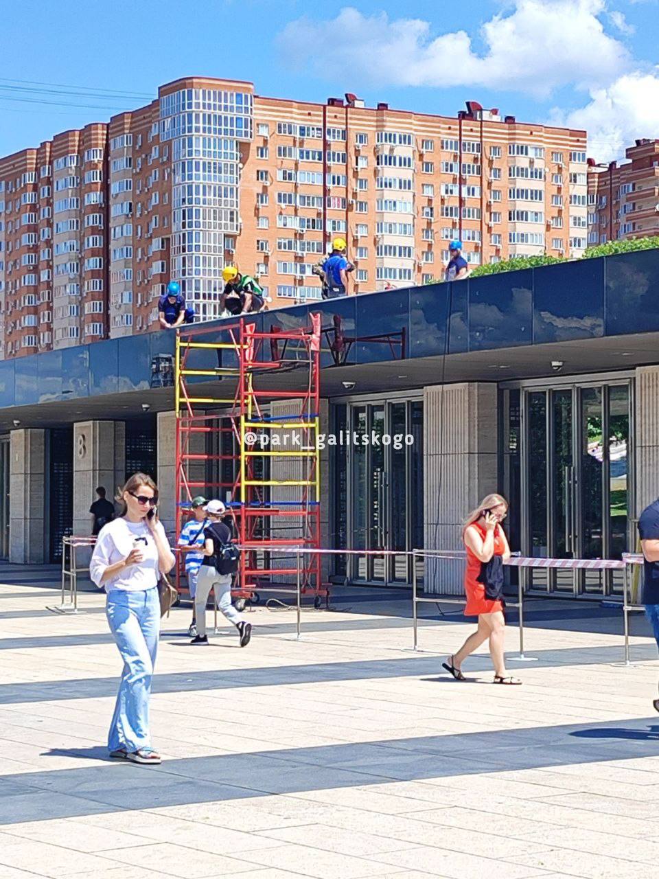 На стадионе в парке Галицкого монтируют вывеску с новым названием «Ozon Арена» Напомним, стадион ФК «Краснодар» сменил название на «Ozon Арена» 1 мая. Фото: park_galitskogo