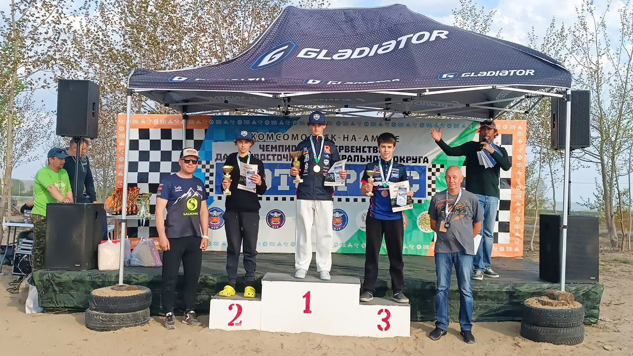 Уссурийские спортсмены стали победителями и призёрами чемпионата и первенства ДФО по мотокроссу. Соревнования проходили в Комсомольске-на-Амуре. За медали боролись лучшие гонщики региона. В классе мотоциклов 65 куб. см золото завоевал Макар Савин. Первым в этом же классе, но среди ребят более старшего возраста, стал Вячеслав Верясов. В классе 85 куб. см первое место занял Сергей Юхнов. Вторым к финишу пришёл Филипп Селивёрстов. В классе 125 куб. см, среди юношей, лучшим был Александр Матяш. В этом же классе, среди мужчин, бронзовым призером стал Дмитрий Макушин. В открытом классе золото завоевал Антон Змага.
