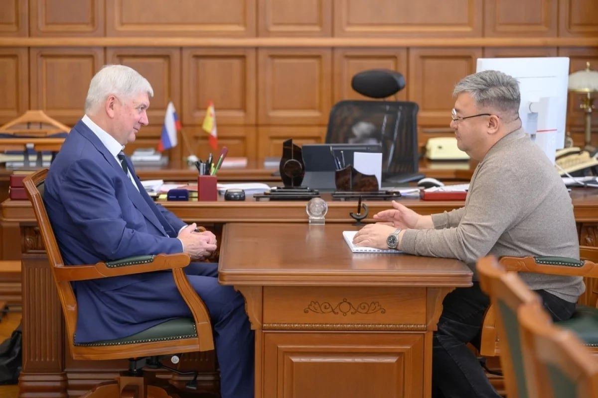 Губернатор Александр Гусев обсудил подготовку к обновлению Центрального стадиона профсоюзов в Воронеже с гендиректором проектного института Арена Ерланом Бекмухамедовым Компания завершила работу над проектом реконструкции главной спортивной арены Факела и над рабочей документацией Предполагается что объект будет оснащен уникальной мультимедийной составляющей Примечательно что большая часть оборудования строительных и отделочных материалов будет произведена в Воронежской области Ерлан Бекмухамедов рассказал что проект легкого воронежского стадиона представят на архитектурных выставках в том числе в Саудовской Аравии   vrn aif ru society details gubernator obsudil podgotovku k obnovleniyu centralnogo stadiona profsoyuzov aifvrn