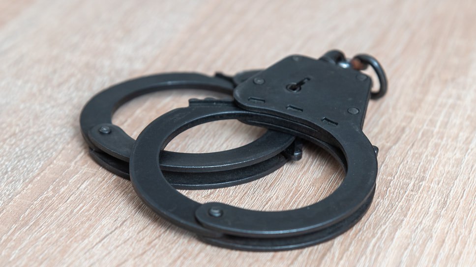 Суд в Ярославской области приговорил 19-летнего Владимира Правдухина к 19 годам лишения свободы. Его признали виновным в серии разбойных нападений с битой в лесу у деревни Суринское, причинении тяжкого вреда, повлекшего смерть, насильственных действиях сексуального характера в отношении несовершеннолетнего и нападении на полицейского. В деле фигурировали еще двое местных жителей, участвовавших в нападениях. Фото: Олег Харсеев/Коммерсантъ Еще больше новостей — в Telegram-канале «Ъ-Ярославль»