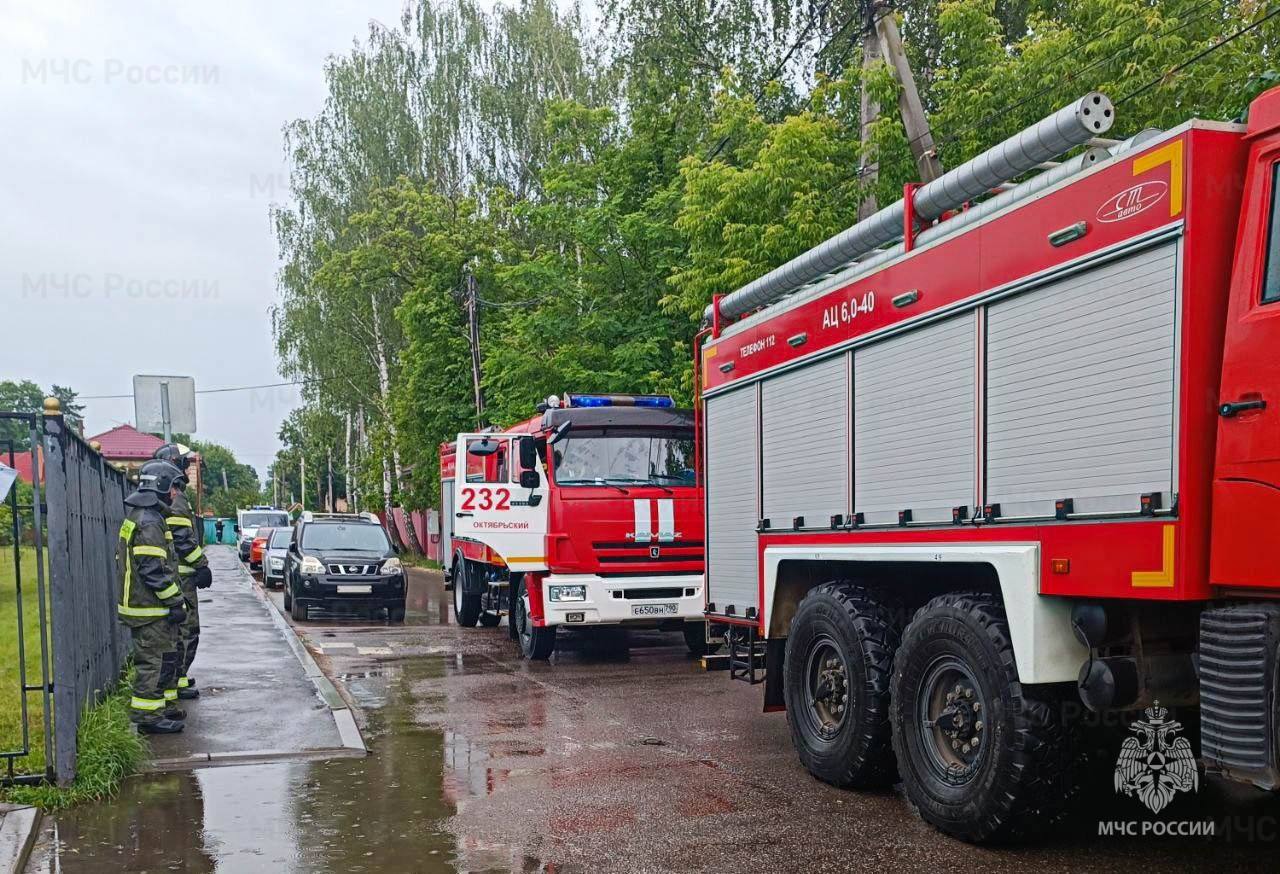 Тренировочные пожарно-тактические учения В гимназии №46 городского округа Люберцы прошли учения. По легенде, из-за искры во время сварочных работ вспыхнул подвал – дым быстро заполнил этажи, началась срочная эвакуация. Что отрабатывали: Действия персонала – оповещение, вызов пожарных, эвакуация Работу огнеборцев в условиях нулевой видимости Спасение людей из задымленных помещений Взаимодействие экстренных служб Задействованные силы: 8 единиц техники 26 спасателей Все поставленные задачи выполнены.