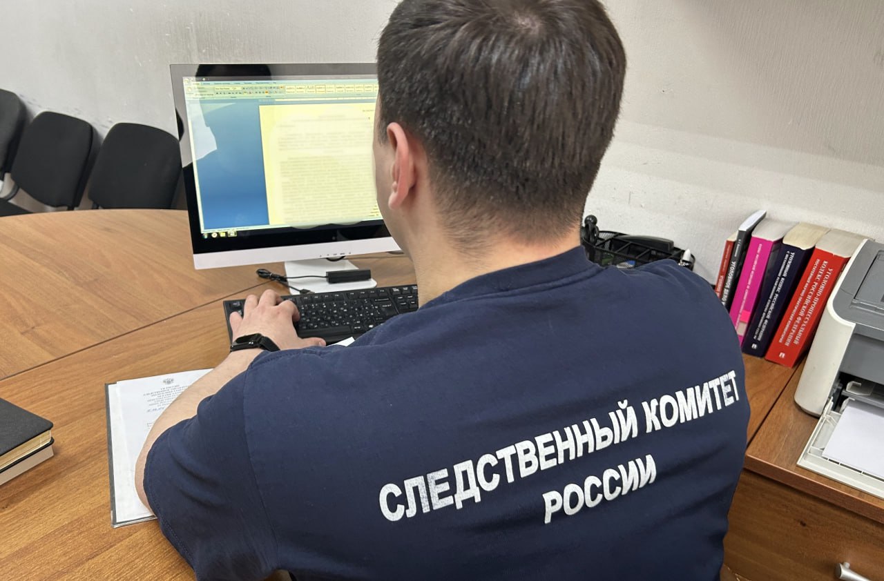 Жителю Владикавказа грозит до 15 лет колонии за убийство 18-летнего парня в новогоднюю ночь Конфликт разгорелся во время празднования 2025 года на улице Циалковского, 9, в посёлке Заводском. По версии следствия, участники ссоры – пьяный 38-летний мужчина и 18-летний юноша – вышли из дома «поговорить». Однако разойтись у них мирно не вышло. Мужчина ударил оппонента ножом. С многочисленными ранениями парня увезли в больницу. К сожалению, спасти его не смогли. На мужчину завели дело об убийстве ч. 1 ст. 105 УК РФ и на время следствия отправили в СИЗО. Теперь его ждёт суд в Промышленном районе Владикавказа. «ВКонтакте» и в «Одноклассниках», чтобы быть в курсе самых интересных новостей Кавказа. -канал АиФ – Северный Кавказ