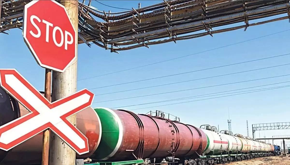 Казахстан объявил решение по бензину и дизтопливу Минэнерго официально утвердило временный запрет на вывоз нефтепродуктов   Детали В Минэнерго сообщили что данное решение принято в целях обеспечения национальной безопасности и стабильности внутреннего топливного рынка Запрет на вывоз автомобильным и железнодорожным транспортом бензина дизельного топлива и некоторых видов нефтепродуктов будет действовать с 20 ноября 2025 года по 20 мая 2026 года Подробнее на сайте Ulysmedia kz t me ulysmediatg