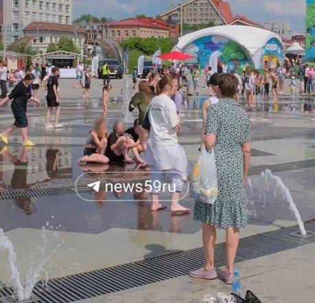 Девочка повредила палец в фонтане на эспланаде. Она бегала босиком и зацепилась за решетку. В пермских пабликах пишут, что у ребенка может быть перелом или ей вовсе оторвало палец. 12-летняя девочка сидела у фонтана, держалась за ногу и плакала. Рядом были подруги, которые пытались ее успокоить. В краевом Минздраве сообщили, что ребенка госпитализировали. Сейчас она в состоянии средней тяжести. По данным , палец не оторвало. Подписаться Прислать новость