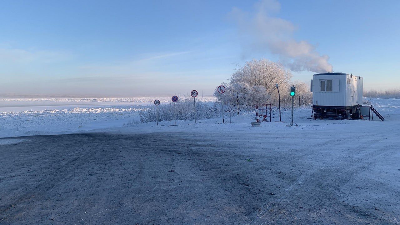 С 16 декабря 2024 года до 10 тонн увеличена грузоподъемность ледовой переправы через р. Алдан на федеральной автодороге Р-504 "Колыма". Об этом сообщило подведомственное Росавтодору ФКУ Упрдор "Вилюй".  В целях обеспечения безопасности и предотвращения опасных ситуаций ФКУ Упрдор "Вилюй" настоятельно рекомендует автомобилистам соблюдать разрешенную грузоподъемность при проезде через ледовые переправы.