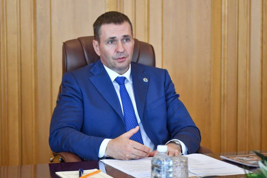 Губернатор Дмитрий Демешин обсудил с Министром культуры РФ Ольгой Любимовой развитие отрасли в крае Глава региона отметил, что в Хабаровском крае успешно завершена реализация нацпроекта «Культура». С этого года по поручению Президента России Владимира Путина мероприятия в этой сфере включены в нацпроект «Семья». Регион направил заявки в министерство культуры России на реализацию в 2026 – 2028 годы мероприятий по модернизации и оснащению более 50 объектов культуры. Жители края оказывали и продолжают оказывать помощь Хабаровскому краевому академическому музыкальному театру. Дмитрий Демешин выразил признательность Союзу театральных деятелей России и его руководителю Владимиру Машкову и всем театрам страны за поддержку. Дмитрий Демешин рассказал, что запланирована реконструкция Дворца культуры «Судостроитель» в Комсомольске-на-Амуре. Заявка представлена в Минкультуры России в феврале этого года. Ольга Любимова подчеркнула, что этот объект не останется без внимания.