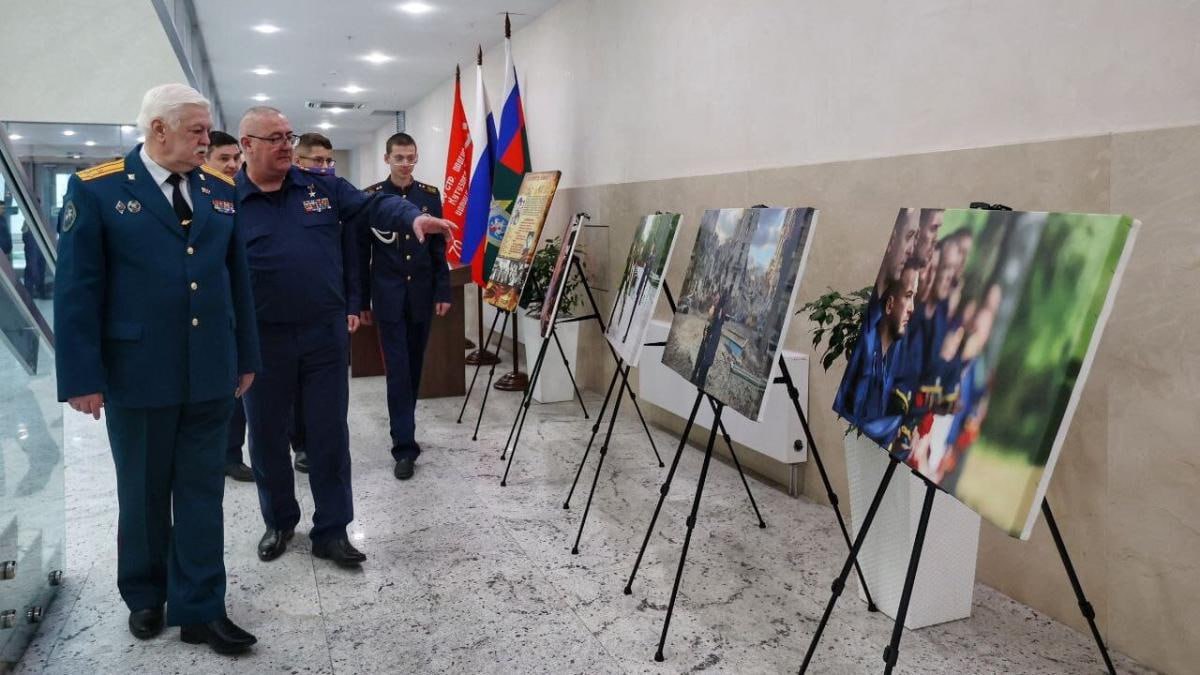 В Москве, при поддержке Медиахолдинга «Ветеранские вести», открылась выставка к 80-й годовщине Великой Победы «Поклонимся великим тем годам!» В церемонии открытия принял участие руководитель управления общественно-политической работы Следственного комитета, Герой России Сергей Петров. «Фотовыставка проводит связующую нить между поколением героев Великой Отечественной войны и поколением нынешних героев – участников СВО. Мы должны помнить и чтить героические подвиги наших дедов, прадедов, наших отцов, братьев, сыновей. Пока мы помним, герои живут в наших сердцах», - подчеркнул депутат Саратовской областной думы, президент Медиахолдинга «Ветеранские вести», член Общественного совета при Следственном комитете России Вячеслав Калинин. Ветеранские ВЕСТИ. Эксклюзивные материалы о деятельности ведущих ветеранских организаций России. Аналитика, оборона, армия, безопасность Версия
