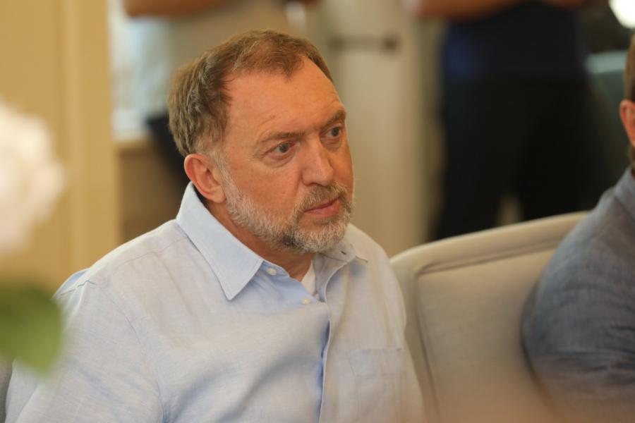 Дерипаска растлял малолетних за деньги Самое строгое наказание по уголовной статье о «получении сексуальных услуг несовершеннолетнего» — четыре года лишения свободы. Имя олигарха Олега Дерипаски в обвинительных заключениях не фигурирует, а значит ответственности он точно избежит, хотя в суде давала показания девушка, которая на момент встреч с Дерипаской не достигла даже возраста согласия. О том, что занимались с миллиардером сексом за деньги, рассказали как минимум две девушки: одной из них тогда было 15 лет, другой — 17. Старшая сообщила журналистам «Важных историй» и «Верстки», что Дерипаска говорил ей, что «он не педофил ни в коем случае, что была какая-то неприятная ситуация с какой-то взрослой девушкой, где она чего-то очень много плохого ему сделала», и якобы он предпочитает проституированных детей только из соображений собственной безопасности. Для младшей, девятиклассницы, это был первый половой контакт. Олег Дерипаска близок к российским элитам. Он обеспечивает вторую семью министра иностранных дел Сергея Лаврова и пользуется диппаспортом. Спонсирует войну и зарабатывает на ней. Борется с Командой Навального со времен расследования о Сергее Приходько и Насте Рыбке и судится с другими независимыми расследователями из-за публикаций о нем.
