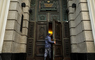 Председатель Следственного комитета России Александр Бастрыкин запросил разрешение на возбуждение дел против шести судей в ходе Высшей квалификационной коллегии судей пишет ТАСС Уголовные дела грозят судье Шовгеновского районного суда Адыгеи Адаме Воитлеве зампредседателя Ленинского районного суда Курска Ольге Петровой мировому судье судебного участка 7 Нальчикского судебного района КБР в отставке Мухамеду Темботову председателю Смольненского районного суда Петербурга в отставке Валерию Тарасовуи судье этого же суда Каринэ Голиковой судье Краснослободского райсуда Мордовии Вячеславу Круглову Агентство со ссылкой на источник сообщило что Высшая квалификационная коллегия судей 27 ноября рассмотрит прекращение отставки судьи Чернова фигурировавшего в истории с Момотовым