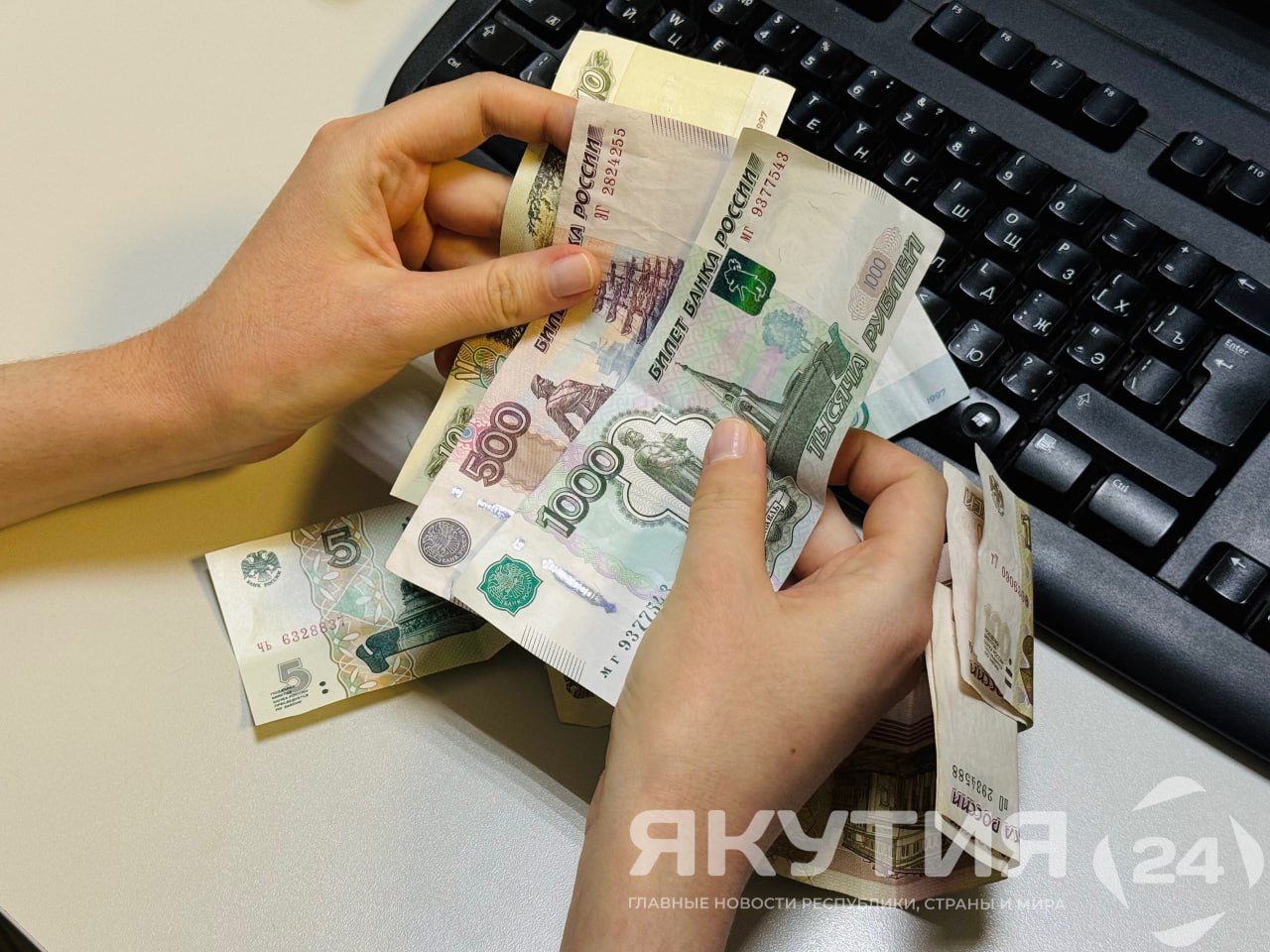 Накопительная пенсия россиян выросла с 1 августа  С 1 август накопительная пенсия россиян увеличилась на 10,98%, а срочные пенсионные выплаты выросли на 11,32%. Отмечается, что перерасчет произведут автоматически, и пенсионерам не потребуется подавать дополнительные заявления.  Подробнее читайте по ссылке    Фото: Мария Архипова / «Якутия 24»