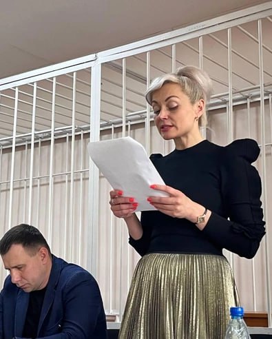«Почему я, выполняя поручение Сапожникова, вдруг оказалась подсудимой?». Обвиняемая в превышении полномочий глава комитета городского хозяйства Марина Попова объяснила в зале суда, почему у нее не было умысла на преступление, а у бывшего сити-менеджера Читы Александра Сапожникова был. Попова заявила, что именно он был ответственным перед МинЖКХ края за благоустройство парка по проекту «Комфортная городская среда». По этой же программе при нем уже якобы срывали сроки и возвращали федеральные деньги для площади Труда на КСК: Все свидетели, участники процесса, мои подельники, говорят, что ни у кого из нас заинтересованности в принятии Парка угольщиков не было. Я вообще случайный человек, удачно подвернувшийся администрации города. Я пришла, когда парк был закончен. Все решения были приняты до меня, не мной. И подтверждается всеми документами факт, что на момент моего трудоустройства 90% благоустройства парка было выполнено. Попова рассказала, что якобы только Сапожников был заинтересован, чтобы парк приняли. Если бы при нем сорвали работы по второму объекту после площади Труда, к нему бы были вопросы. По словам обвиняемой, несмотря на то, что чиновник говорил, что ни за что не отвечает, было соглашение с МинЖКХ, что на нем вся ответственность: У меня как умысел звучит фраза, что я «в угоду вышестоящему руководству для карьерного роста выполнила поручение Сапожникова». Но тут опять же несостыковка. Если он такой хороший, давал правильные поручения, при этом с начала реализации проекта следил за ним, видел окончательный результат, его фраза в деле имеется: «Меня все устраивает, принимайте работу» — ее уже никуда не денешь. Почему я, выполняя поручение законное Сапожникова, вдруг оказалась подсудимой? Для меня этот вопрос непонятен. Сегодня прокурор запросила для Марины Поповой 8 лет колонии. Фото из зала суда Подписаться