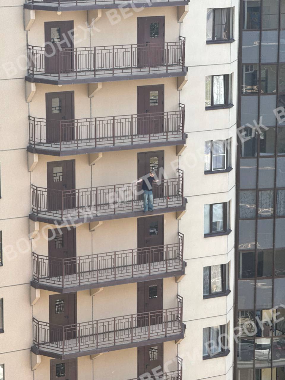 Прямо сейчас молодой парень сорвался с общего балкона на 7 этаже на Московском проспекте, 130 к1. Информация: Вести Воронеж Подписаться Прислать новость