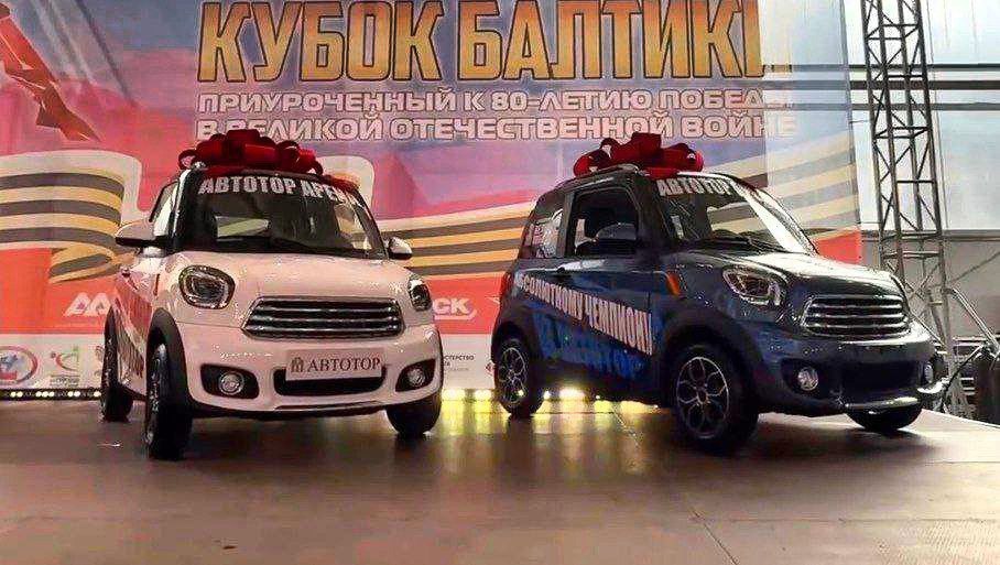 "Автотор" начнет выпускать китайские поддельные Mini. Калининградский автопроизводитель впервые представил компактные электромобильчики, которые собирается выпускать под новым брендом Eonyx. Они оказались китайским "закосом" под автомобили Mini, купить которые можно на сайте Alibaba по $7,6 тыс за экземпляр. Там они называются Sunshine EEC. Машинки эти относятся к категории L7 и ориентированы на использование в городских службах, сервисах доставки, промышленных территориях, аэропортах. По документам они даже не являются автомобилями, это так называемый квадрицикл, максимальная скорость которого составляет 50-80 км/ч, а запас хода - до 100 км. До событий 2022 года "Автотор" собирал BMW, но затем всё пошло по наклонной. Пытаясь сохранить производство, предприятие перешло на сборку китайских BAIC, Kaiyi и прочих SWM. И вот теперь докатились до смешных китайских подделок на европейские машины. Есть сомнение, что они заинтересуют российский рынок, но если хотя бы помогут заводу остаться на плаву - пускай. ™ МашТех