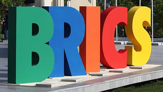 Венесуэла не отказывается от планов вступить в БРИКС и будет стремиться стать полноправным членом объединения. Об этом заявил глава МИД Боливарианской Республики Иван Хиль Пинто. "Да", - ответил он на соответствующий вопрос. Он также добавил, что Венесуэла "готова работать со всеми странами БРИКС". 7 мая в Москву прибыл лидер Венесуэлы Николас Мадуро, это его восьмой визит в Россию. По итогам переговоров главы Боливарианской Республики с российским президентом Владимиром Путиным состоялось подписание договора о стратегическом партнерстве и сотрудничестве между двумя странами.