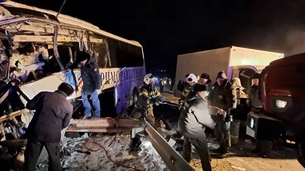 Помощь после ДТП В Приморье начала работу горячая линия психологической поддержки для пострадавших их близких и участников смертельного ДТП произошедшего в районе села Барабаш Номер телефона по которому можно обратиться за помощью 7 902 480 77 15 На звонки уже отвечает клинический психолог готовый поддержать тех кто столкнулся с последствиями этой трагедии Напомним что вчера вечером произошло смертельное ДТП Прицеп длинномера двигавшегося со стороны Раздольного занесло на повороте что привело к столкновению с пассажирским автобусом В автобусе находились 14 российских туристов и пять граждан КНР К сожалению авария унесла жизни двух женщин и водителя автобуса все они были гражданами России Девять человек получили травмы различной степени тяжести пятеро из них были доставлены в Хасанскую центральную районную больницу Трое пострадавших находятся в сознании двое в реанимации Также это ДТП вызвало ещё цепочку дополнительных аварий в которых пострадали ещё четыре автомобиля оказавшиеся на месте столкновения СКР уже возбудили уголовное дело по статье 238 УК РФ оказание услуг не отвечающих требованиям безопасности жизни и здоровья потребителей повлекшее по неосторожности смерть двух или более лиц Кроме того главе СКР Александру Бастрыкину будет представлен доклад о ходе расследования обстоятельств этой трагедии Фото Минздрав Приморья Подписаться на Telegram  Подписаться в MAX