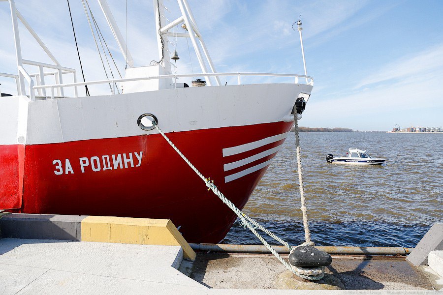 У берегов Балтийска пограничники остановили неуправляемый траулер «За Родину» Рыболовецкий траулер «За Родину» у берегов Балтийска остановили пограничники, когда он шёл к берегу фактически без управления. О том, что произошло на судне, «Новому Калининграду» рассказал глава совета директоров группы компаний «За Родину» Сергей Лютаревич. «Ничего не случилось. Просто плохо стало старпому и он чуть отключился,- пояснил Лютаревич. — Судно шло-шло, а потом, спасибо пограничникам — они увидели, что он подходит ближе к берегу, подскочили и остановили пароход. Их направили в порт. Вот и всё». Подробности читайте по ссылке на нашем сайте