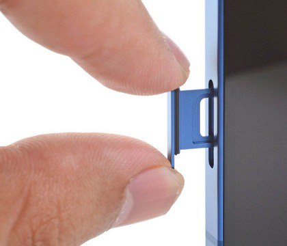 С выходом iPhone 17 Apple может полностью отказаться от лотка для SIM карт в Европе Wccftech Устройства для европейского рынка будут поддерживать только стандарт eSIM Ранее к такой модели пришли в США а со временем это будет реализовано и в других регионах По данным MacRumors Apple обязала своих сотрудников в розничных магазинах и партнеров в ЕС пройти обучение по работе с технологией eSIM