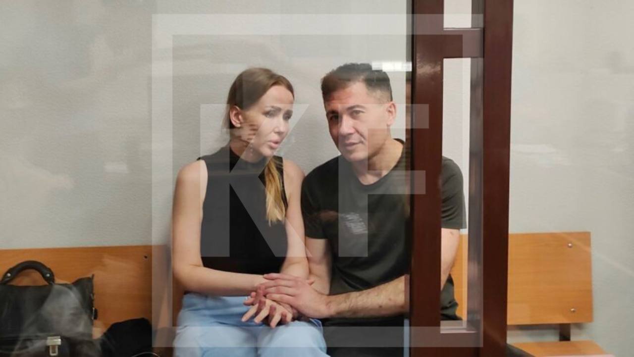 В Казани экс прокурор получил 8 лет тюрьмы за взятку айфоном Алий Купов по данным прокуратуры принял iPhone стоимостью 110 тысяч рублей от Евгении Покровской в качестве взятки женщина просила смягчить приговор её знакомой Риммы Сукиасян задержанной за хранение наркотиков На тот момент Купов занимал должность начальника отдела по надзору за следствием прокуратуры РТ и пользуясь своим положением организовал условия для переквалификации действий Сукиасян Мужчину приговорили к 8 годам лишения свободы в колонии общего режима а также назначили штраф в размере 3 27 млн рублей Его любовница Евгения Покровская получила 5 лет в колонии и обязана выплатить штраф в размере 2 2 млн рублей Подробнее об этой громкой истории мы рассказывали здесь KazanFirst   в бот