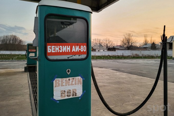 Отказ от бензина АИ 80 приведет к росту инфляции в Узбекистане глава ЦБ Центральный банк ожидает что прекращение производства и продажи бензина АИ 80 может ускорить инфляцию Влияние топлива на инфляцию уже отражается в текущей статистике отметил глава регулятора Тимур Ишметов Проинфляционные риски связаны с целым рядом товаров включая бензин Этот фактор остается риском для инфляции в среднесрочной перспективе и также влияет на инфляционные ожидания заявил он По данным Нацкомстата в августе бензин подорожал на 3 1 АИ 80 на 4 6 а за год цена выросла на 11 Узбекнефтегаз со 2 сентября прекратил продажу АИ 80 на бирже вместо этого увеличив предложение более дорого АИ 92   www spot uz ru 2025 09 11 gasoline 80 Telegram Instagram YouTube