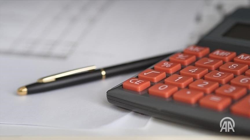 В Турции растет объем партнерского финансирования Сукук исламские финансовые сертификаты представляет собой ключевой инструмент рынка капитала в мировом исламском банкинге Он становится все привлекательным финансовым инструментом как для частных так и для институциональных инвесторов В 2025 году банки партнерского финансирования Турции выпустили сукуки на общую сумму 213 9 млрд турецких лир средний срок погашения облигаций составил 139 9 дней Такие данные приводит Турецкая ассоциация банков партнерского финансирования TKBB При этом 90 65 от общего объема эмиссии было приобретено квалифицированными инвесторами Подробнее на нашем сайте v aa com tr 3821454 24 7 в сутки с Агентством Анадолу