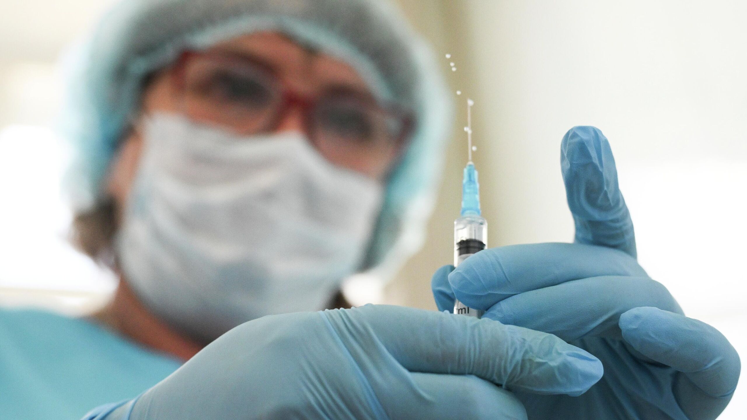 Эффективность отечественной вакцины для терапии меланомы составляет более 90 проведены доклинические исследования на животных рассказал РИА Новости научный руководитель Национального исследовательского центра эпидемиологии и микробиологии НИЦЭМ имени Н Ф Гамалеи Минздрава России Александр Гинцбург Сейчас доклинические исследования на животных проведены высокая эффективность фактически эффективность приближалась к более 90 Если по исчезновению основного тела опухоли то можно сказать 100 по метастазам порядка 90 сказал Гинцбург Он добавил что первые пациенты начнут получать вакцину в начале 2026 года Ранее глава Минздрава Михаил Мурашко сообщил что Минздрав выдал разрешение на использование в клинической практике мРНК вакцины для терапии меланомы НЕООНКОВАК Она разработана совместно НИЦЭМ имени Гамалеи и НМИЦ онкологии имени Блохина ее производитель НМИЦ радиологии