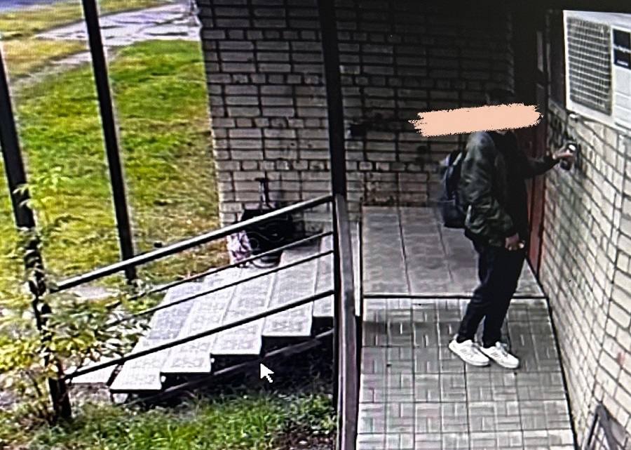 В ЯРОСЛАВЛЕ ЗДАНИЕ СУДА ИЗРИСОВАЛИ РЕКЛАМОЙ НАРКОТИКОВ Вандала уже ищут Незаконные надписи сегодня обнаружили сотрудники судебных участков расположенных в доме 31 по улице Калинина Автора граффити установили быстро его зафиксировали камеры видеонаблюдения Молодой человек баллончиком с краской написал на стенах суда рекламу наркотических средств Далее он сфотографировал свои творения и совершал какие то манипуляции в телефоне вероятно сдавал отчет о выполнении своей работы рассказали в пресс службе областного суда Материалы уже переданы в полицию Вандала ищут сотрудники правоохранительных органов Ему грозит уголовная ответственность за пропаганду наркотических средств Подписаться   Чат Свободный Ярославль