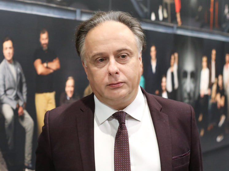 Говорят, что вчера жительница Владикавказа нагрубила директору Вахтанговского театра Кириллу Кроку Вокруг пруда в центральном парке собралось неимоверное количество желающих посмотреть спектакль "Все утопить". Люди бурились даже в зону для СМИ, где проход старался регулировать сам Крок. Одна из желающих попасть в зону СМИ дамочка начала возмущаться: - Почему Вы меня выгоняете ? Это вообще-то Вы у нас в гостях! На возмущения Кирилл Игоревич ответил... "Я думал, что могу чувствовать себя здесь, как дома, потому что мы в культурной столице". Стыдно стало всем вокруг, кроме этой женщины...