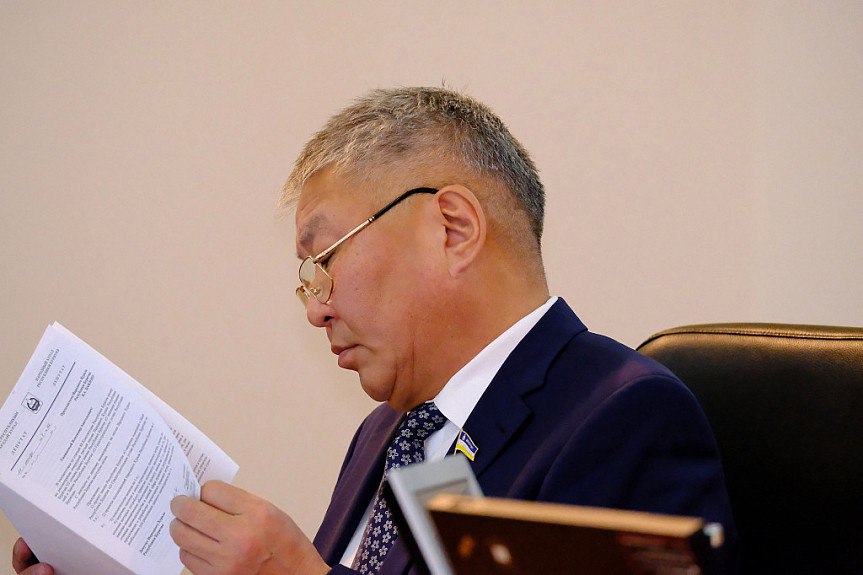 Бывший спикер Хурала Бурятии получил 7 лет колонии Советский райсуд Улан Удэ вынес приговор по громкому уголовному делу о масштабных хищениях при строительстве школы в селе Сосново Озерское На скамье подсудимых оказались несколько фигурантов Это бывший спикер Хурала Бурятии Цырен Даши Доржиев гендиректор компании Витим Солбон Дашицыренов главный инженер Витима Андрей Ханхасаев а также бизнесмен Антон Романов Всем им инкриминировали ч 4 ст 159 УК РФ Мошенничество в особо крупном размере Бурятия Подробности в Номер один Сообщить нам свою новость можно по кнопке Письмо в редакцию