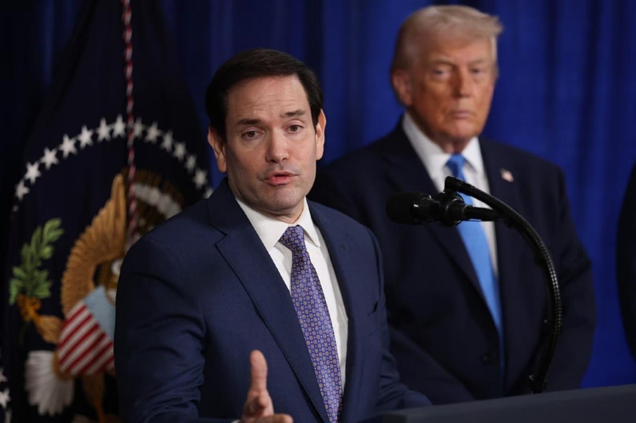 Правительства Дании и Гренландии обратились в Госдепартамент США с просьбой организовать немедленную встречу с госсекретарем Марко Рубио Об этом по сообщению Арменпресс заявила министр иностранных дел Гренландии Вивиан Мотцфельдт Как отметила министр в Facebook на встрече стороны обсудят важные заявления США относительно Гренландии Она также заявила что Рубио не смог встретиться с правительством Гренландии несмотря на то что Дания и Гренландия в 2025 году неоднократно запрашивали встречу на уровне министров иностранных дел Ранее Белый дом сообщил Би би си что президент США Дональд Трамп рассматривает ряд вариантов захвата Гренландии включая применение военной силы