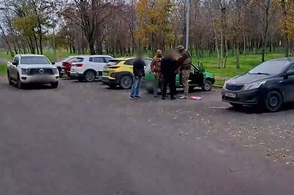 Подросток из Мариуполя собирал данные о частях ВС РФ для Украины Он задержан Как сообщили в Центре общественных связей ФСБ подросток установил контакт с представителями Главного управления разведки Минобороны Украины через интернет мессенджер и по их заданию собирал сведения о местах расположения воинских частей ВС РФ на территории города Следственным отделом УФСБ по ДНР возбуждено уголовное дело по статье о госизмене Читать полностью Фото ЦОС ФСБ России Подпишись на нас в MAX