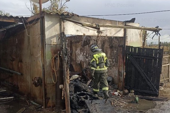 Пожар в гараже потушили в селе Голопристанского округа Херсонщины   19 октября сотрудники МЧС выезжали на пожар – вспыхнул гараж в селе Збурьевка Голопристанского округа.   «Сообщение о возгорании гаража поступило14:29. Благодаря оперативным действиям огнеборцев пожар был ликвидирован», - сообщили в пресс-службе ГУ МЧС России по Херсонской области.   Спасатели напомнили, что в гаражах необходимо следить за исправностью проводки, а также обеспечить помещения для стоянки и ремонта автомобилей первичными средствами пожаротушения.