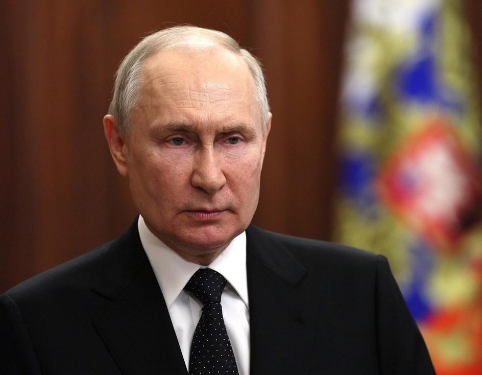 Путин не исключает встречи с Зеленским сообщил Песков Он подчеркнул что по мнению президента России любая встреча на высшем уровне должна быть хорошо подготовлена Песков добавил что активной работы на экспертном уровне по организации такой встречи пока не ведётся Новости Дня
