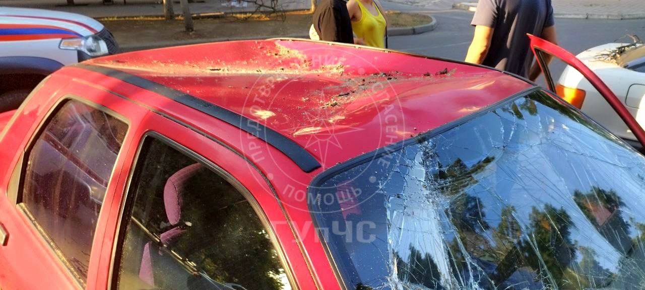 Вот что бывает, если парковаться под деревьями   В центре Тирасполя на «Опель» упала большая сухая ветка. Убирали её столичные спасатели: распилили и аккуратно вытащили из лобового стекла.   ГУпЧС рекомендует парковать автомобили вдали от деревьев, а также слабоукреплённых конструкций, особенно в непогоду.     Пресс-центр МВД ПМР