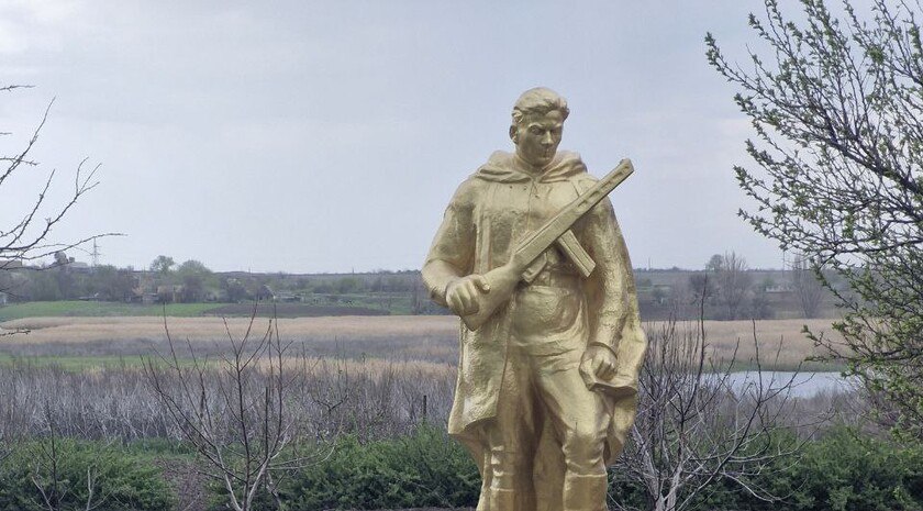 В исторических регионах «Автодор» благоустроил территорию почти у 20 памятников советским воинам Госкомпания «Автодор» благоустроила к юбилею Великой Победы территорию почти у 20 памятников советским воинам в воссоединенных регионах, сообщили в пресс-службе компании. В Луганской Народной Республике работы прошли у 9 мемориалов. В Донецкой Народной Республике в этом году благоустроили территорию у 6 знаковых мест. В Запорожской области работы велись у памятников, расположенных вдоль автодороги Токмак — Черниговка. Специалисты укрепили обочины, обустроили тротуары, парковочные карманы. Выполнили озеленение мемориалов. Все работы, как и планировали, завершили к 9 Мая. Читать полностью , VK и ОК и читайте новости на нашем сайте