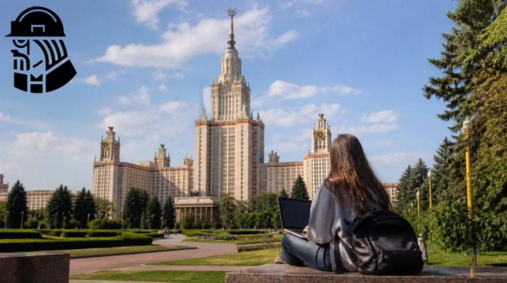 Сколько денег нужно студенту в Москве учёба и жильё от 1 до 6 млн рублей в год Цены на обучение в большинстве московских вузов на 2026 2027 учебный год превысили 1 млн рублей В МГИМО от 710 тыс до 1 346 млн в МФТИ от 1 014 до 2 млн в НИУ ВШЭ около 1 1 1 млн В РУДН дешевле от 345 тыс до 890 тыс рублей Некоторые вузы включая МГУ МГТУ им Баумана и МПГУ ещё не озвучили стоимость обучения на будущий год К этим расходам добавляется аренда жилья минимальные ставки рядом с вузами начинаются от 54 тыс рублей в месяц в районе МГИМО и достигают 93 5 тыс рублей у МГУ Более 340 тыс рублей в Хамовниках рядом с Первый МГМУ им Сеченова   Итого самый бюджетный вариант РУДН жильё около 1 млн в год а самый дорогой МФТИ аренда в Хамовниках свыше 6 млн рублей в год