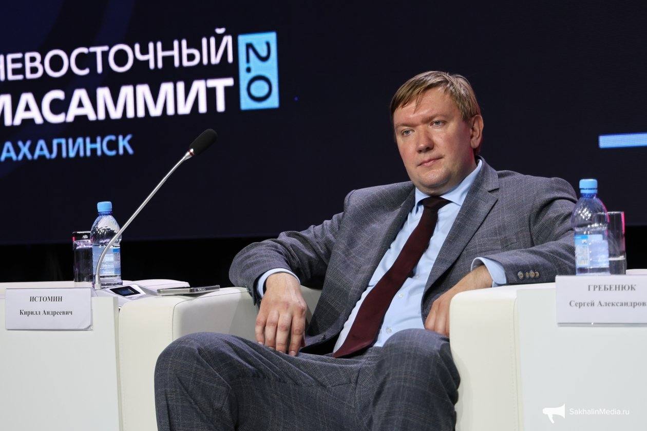 Сергей Гребенюк покидает пост заместителя губернатора Сахалинской области Об этом в своем тг канале 18 сообщил глава региона Валерий Лимаренко С завтрашнего дня Гребенюк переходит в аппарат губернатора и правительства там он продолжит работу в сфере государственной информационной политики и реализации спецпроектов Пост заместителя губернатора по информационной политике займет военкор Алексей Кручинин Он работал на Первом канале 18 неоднократно выезжал в зону СВО награжден Орденом Мужества благодарностями президента и правительства РФ Жду что он быстро включится в работу и усилит нашу команду написал Лимаренко   SakhalinMedia в       подпишись 18