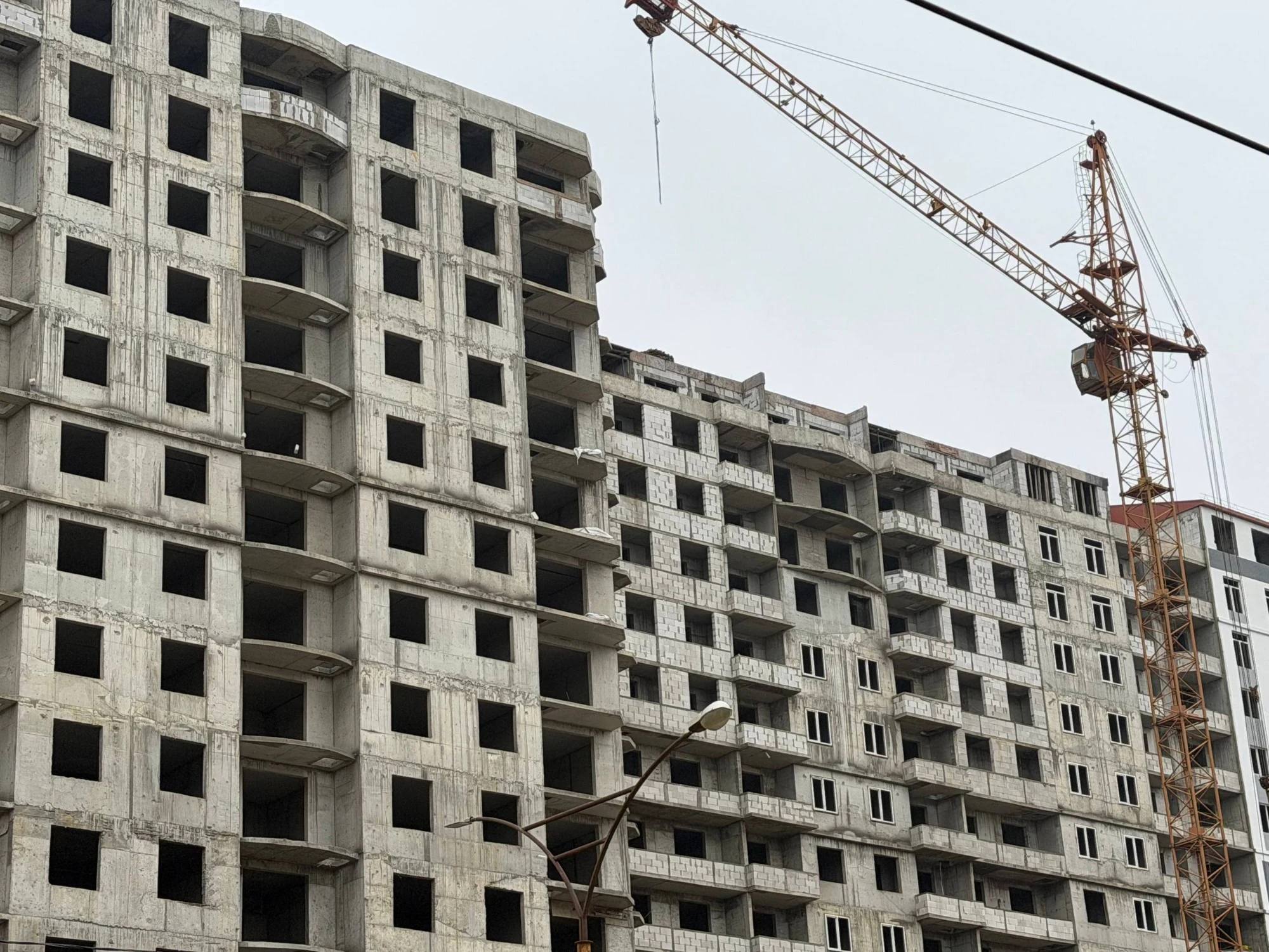 Жители Дагестана в 2025 году увеличили долю просроченных платежей по ипотеке Дагестан стал одним из регионов с самым высоким уровнем просроченной задолженности по ипотечным кредитам Согласно исследованию аналитической платформы Циан и РИА Новости основанному на данных Банка России республика занимает второе место в стране по этому показателю с долей просрочки в 4 6 по итогам 2025 года За год значение выросло на 1 6 процентного пункта Аналитики связывают резкий рост просрочки начавшийся осенью 2024 года с ужесточением условий ипотечного кредитования замедлением роста доходов населения и увеличением потребительских расходов на фоне общего роста цен