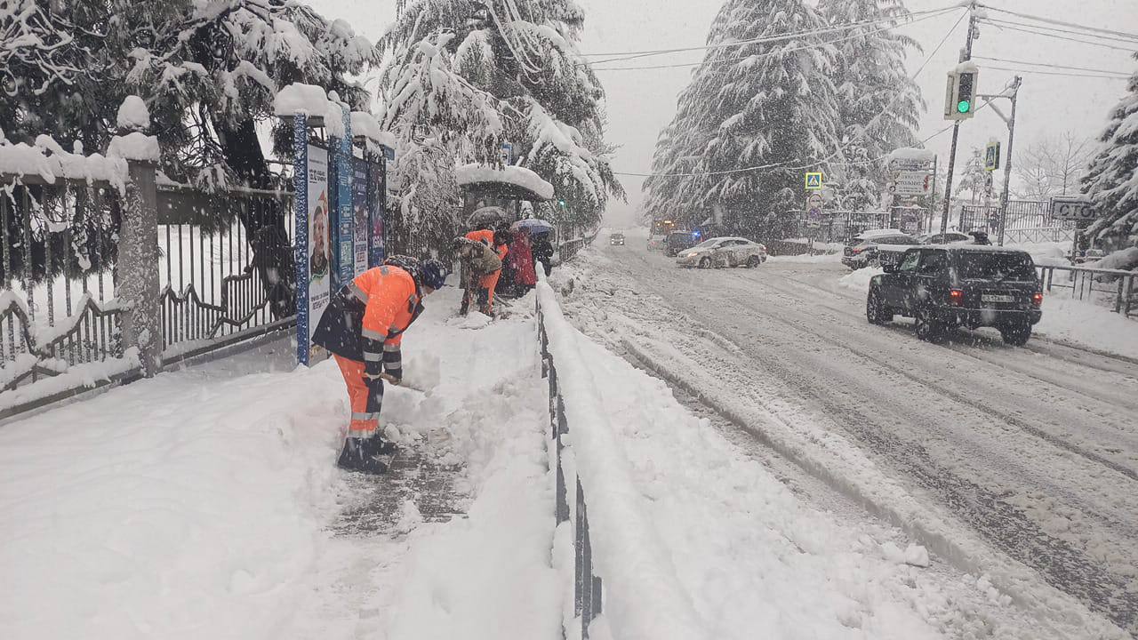 Дорожные рабочие продолжают ликвидировать последствий непогоды в горах.  На уборке трасс работают 90 единиц техники и 145 человек. Всего использовали 815,5 тонн противогололедных материалов.  Работы будут вестись круглосуточно.     Подписаться   Прислать новость