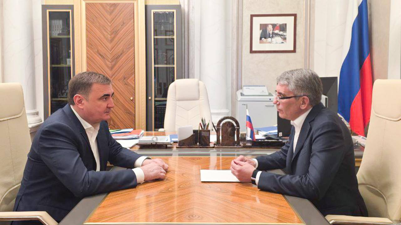 Сегодня 10 февраля состоялась рабочая встреча с помощником Президента Российской Федерации Секретарем Государственного Совета Российской Федерации Алексеем Дюминым В ходе встречи рассказал о планах работы комиссии Госсовета по направлению Физическая культура и спорт Ее первое заседание планируется провести весной 2026 года совместно с комиссией по направлению Кадры Оно состоится в рамках первого Всероссийского съезда учителей физической культуры и спорта который пройдет в Тульской области Кроме того в начале текущего года в рамках комиссии сформирована рабочая группа по подготовке доклада на предстоящий в этом году Совет при Президенте России по развитию физической культуры и спорта Тема совета будет посвящена развитию системы физкультурных мероприятий и спортивных соревнований в России Кроме того рассказал об основных итогах в экономике региона в 2025 году Завершено 12 крупных инвестиционных проектов из которых 8 в Особой экономической зоне Узловая В 2026 году планируется реализовать 11 инвестиционных проектов с общим объемом инвестиций свыше 55 млрд рублей Это проекты в сфере производства строительных и изоляционных материалов в пищевой индустрии химической промышленности сельском хозяйстве В завершение встречи Алексей Геннадьевич передал наилучшие пожелания жителям Тульской области а региону дальнейшего процветания и развития