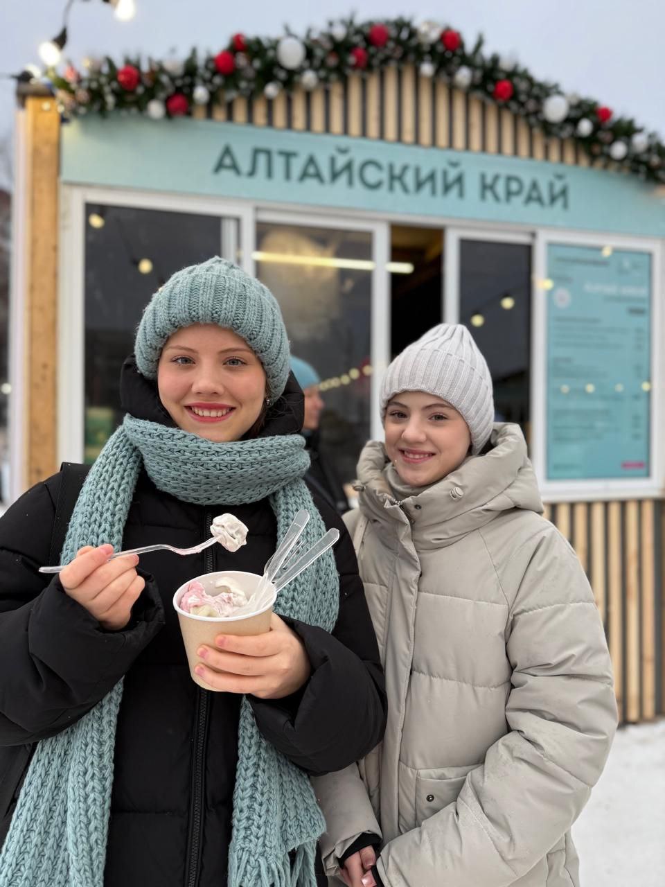 Более 1600 порций алтайских пельменей с мясом марала реализовано на гастрономическом фестивале «Всемирный день пельменя».  Напомним, мероприятие проходит 2-5 января в Удмуртии.   На площадке «Гастрономическая карта пельменей России» можно попробовать разнообразные виды пельменных блюд из разных регионов РФ и научиться готовить их на  мастер-классах.    Алтайский край представляют пельмени с мясом марала ТМ «Меленка»от компании «Мороз». Их готовит команда Андрея Мытника, бренд-шефа проекта «Алтай Мясо». Также на площадке фестиваля можно попробовать алтайский травяной чай. По словам Андрея, алтайские пельмени пришлись по вкусу гостям фестиваля, в день продается более 400 порций  пельменей, а также порядка 200 стаканов  алтайского травяного чая от компании «АлтаВита».   Сегодня, 5 января 2025 года, в Резиденции Пельменя на Центральной площади в Ижевске пройдет мастер-класс алтайского шеф-повара по приготовлению кундюмов.  Подробнее на сайте Алтайпищепрома.  Фото: из личного архива Андрея Мытника