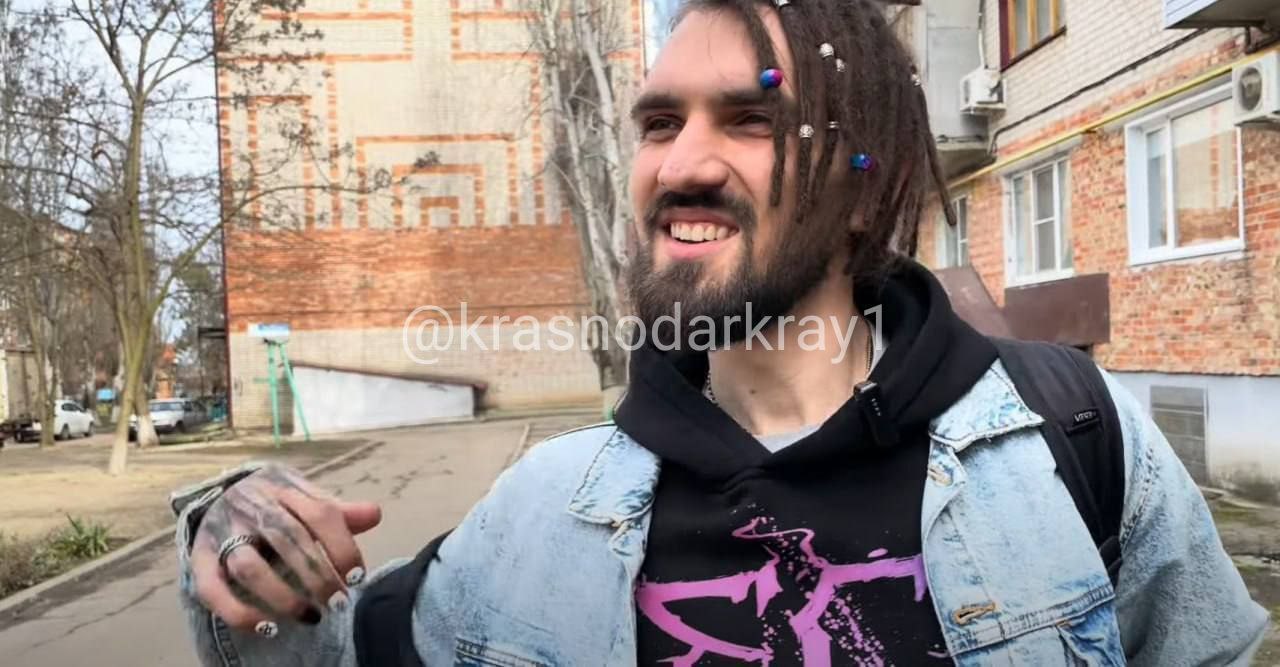 Стендап комик из Ейска Артемий Останин обвиняемый в разжигании ненависти к участникам СВО предстанет перед судом по еще одной статье об оскорблении чувств верующих сообщили в прокуратуре Москвы Обвинительное заключение в отношении Останина утверждено Мещанской межрайонной прокуратурой Напомним о задержании комика стало известно 18 марта его поймали при попытке пересечь границу РФ По данным СК РФ следствие просило избрать комику меру пресечения связанную с лишением свободы Останин принес извинения за слова и отметил что не хотел кого то оскорблять Ранее в Сети распространилось видео на котором Останин высказал негативные комментарии об участнике специальной военной операции внесен в перечень физических лиц в отношении которых имеются сведения об их причастности к экстремистской деятельности или терроризму Перейти в наш канал МАХ Подпишись поделись krasnodarkray1 Прислать видео новость