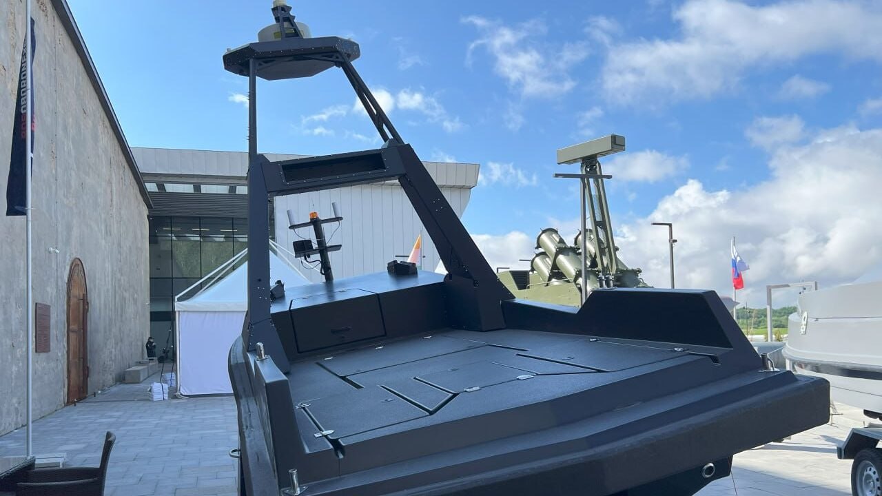 В Санкт-Петербурге открыли центр по производству морских дронов Единый центр по производству морских дронов открыли на базе военно-промышленного холдинга «Кингисеппский машиностроительный завод» , сообщил ТАСС управляющий директор КМЗ Михаил Даниленко. Ведется одновременно несколько проектов по поставкам морских дронов для гражданских целей. Это работа с администрациями, МЧС и Ространснадзором для обеспечения безэкипажной эксплуатации, контроля, надзора и выявления нарушений на водных объектах. Центр уже открыт и активно производит продукцию, — рассказал он. КМЗ планирует выпустить несколько десятков морских дронов для гражданских целей, отметил Даниленко. В центре есть испытательный комплекс, позволяющий проводить проверку всех систем управления и передачи данных, а также крытый бассейн необходимых размеров, позволяющий проводить испытания в любой сезон, новый цех сборки и формовки корпусных изделий, цех по производству энергетических установок и другого оборудования. Подписаться на «Медиапалубу»