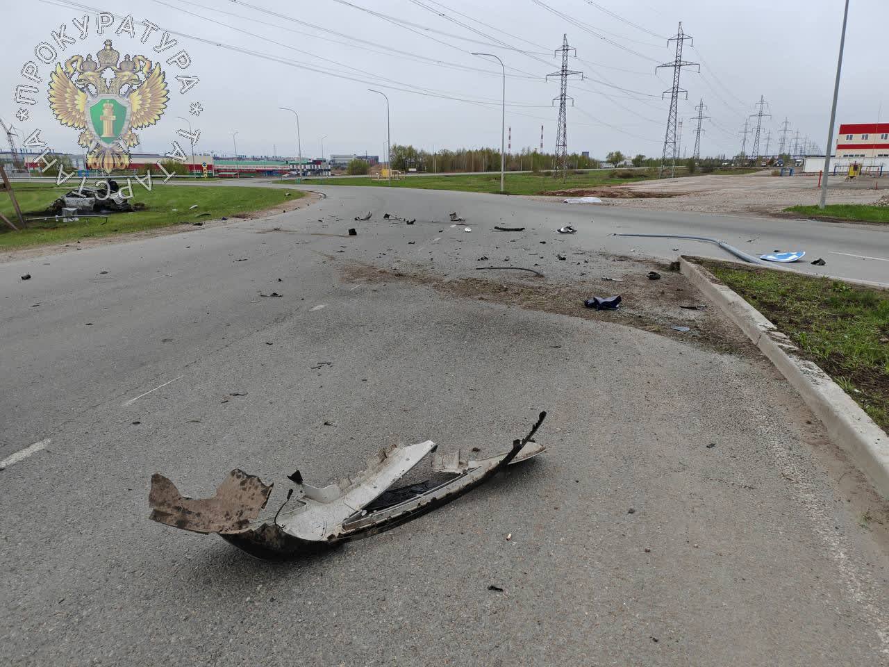 Подростку, погибшему в жестком ДТП в Татарстане, было всего 17 лет  Прокуратура Татарстана раскрыла подробности страшной аварии, произошедшей сегодня утром в Челнах возле завода Haier. По предварительным данным, 18-летний водитель Ford Focus не выбрал безопасную скорость. В результате легковушка, наехав на бордюрный камень, влетела в столб освещения и дорожный знак. Затем автомобиль оказался в кювете, где опрокинулся и вспыхнул.  В салоне иномарки также находились трое подростков, один из них — 17-летний юноша — скончался до приезда скорой. Ещё двое несовершеннолетних сейчас находятся в Камском детском медцентре, врачи оценивают их состояние как средней степени тяжести.   Возбуждено уголовное по статье «Нарушение правил дорожного движения, повлекшее по неосторожности смерть человека».     KazanFirst     в бот