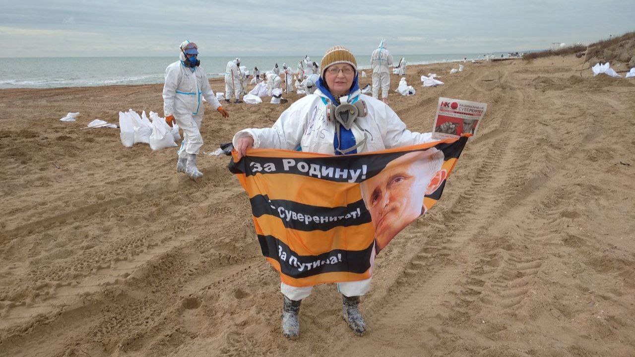 Питьевая вода в Крыму и Анапе, а также на всей части Черноморского побережье, где произошёл разлив нефтепродуктов, полностью соответствует санитарным нормам. В воздухе не выявлено отклонений от нормативов — глава Роспотребнадзора Анна Попова.  На фото: активисты НОД помогают ликвидировать последствия аварии, а заодно проводят информационную работу с волонтёрами.  БЕЛРУСИНФО   Голос за канал