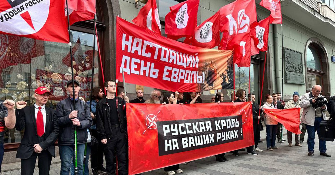 У гостиницы «Метрополь» проходит митинг против Евросоюза Акцию, как можно заметить по флагам в руках протестующих, проводит движение «Левый фронт» и его сторонники. Люди с плакатами и транспарантами перегородили вход в ресторан «Метрополь». У здания гостиницы собралось несколько десятков человек. Активисты ведут себя шумно: что-то без конца скандируют, а лидер произносит лозунги в громкоговоритель. На плакатах протестующих надписи: «Политики ЕС — наследники СС» и «Евросоюз — спонсор нацизма». О задержаниях не сообщается. Говорят, что сегодня в «Метрополе» собираются европейские послы, чтобы отметить День Европы. Это ежегодный праздник единства стран ЕС. Вообще он празднуется 5 мая или 9 мая, но почему-то в «Метрополе» дипломаты собираются почти на неделю позже. В прошлом году было то же самое.