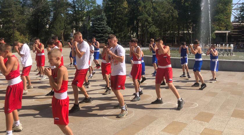Новый специализированный зал бокса появится в Донбасском государственном техническом университете в Алчевске Об этом в интервью ЛИЦ сообщил секретарь Республиканской Федерации бокса ЛНР Сергей Васильев В Луганске построен новый зал Чемпион а в сентябре планируем открыть обновленный зал бокса в Донбасском государственном техническом университете в Алчевске сказал он Он подчеркнул что в Республике функционируют 24 спортивные организации где занимаются боксом В них преподают 35 тренеров среди которых два заслуженных тренера России Подготовлен 41 судья из которых четыре всероссийской категории еще четыре первой категории остальные второй и третьей категории Наши судьи обслуживают чемпионаты и первенства России что говорит о высоком профессионализме нашей Федерации добавил Васильев