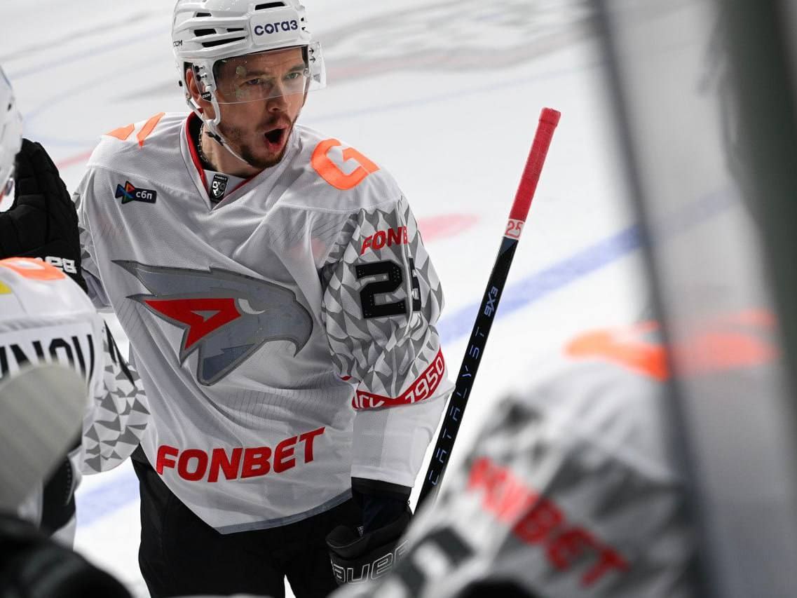 Нападающий Ансель Галимов покидает Авангард Игрок и омский хоккейный клуб расторгли контракт по соглашению сторон Галимов пополнил ряды Авангарда в не самый простой момент и помогал команде набирать важные очки когда несколько ведущих игроков были травмированы Сейчас наша команда имеет неплохую глубину и держать на лавке такого игрока мы не видим смысла рассказал генеральный менеджер ХК Авангард Алексей Сопин Напомним что Ансель присоединился к команде в конце сентября провел за Авангард 16 игр и набрал 2 1 1 очка До этого хоккеист уже выступал за ястребов с 2017 по 2019 год Фото ХК Авангард